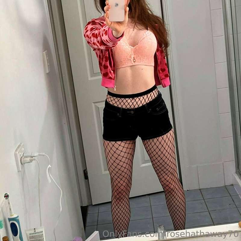 More pics of me as a good for nothing bad girl!😈

Vote below..