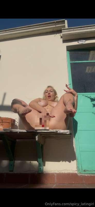 Smoking cigarette and fucking myself💦