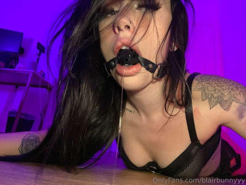 Can’t say no if my mouth is full… 🤤 Unlock my **FIRST** ever..