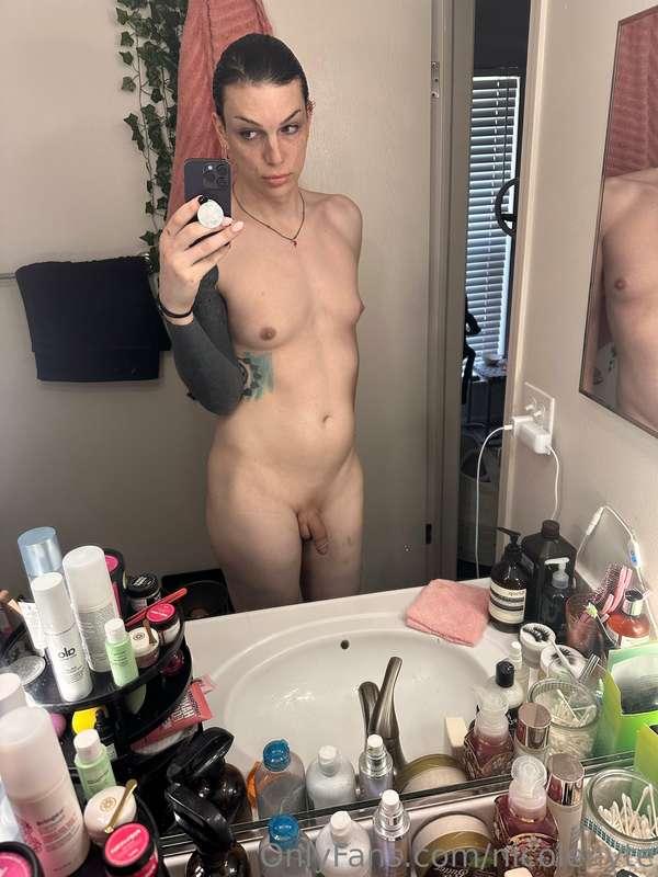 hi🫶🏻
just getting rdy for the day babe🖤
surgery in 6 days🩵
