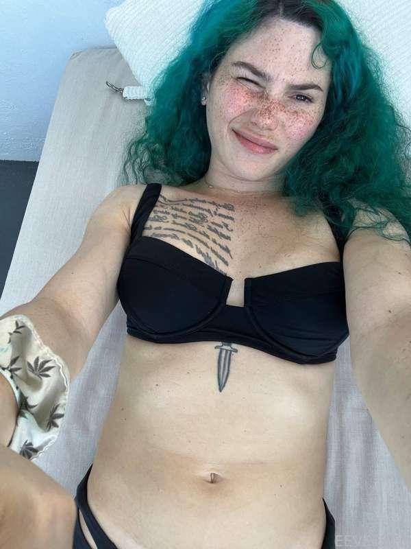 Just topping up my tan🍒🍒
#fyp #threesome #couple #throuple #gg #bg #bj #trans #transgender #dominatrix #submissive