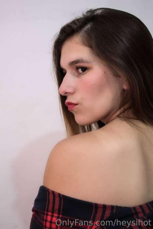 swipe to see me poking in my sexy outfit and see my big ass🔥..