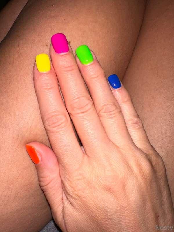 Do you like my colorful nails?💅😍