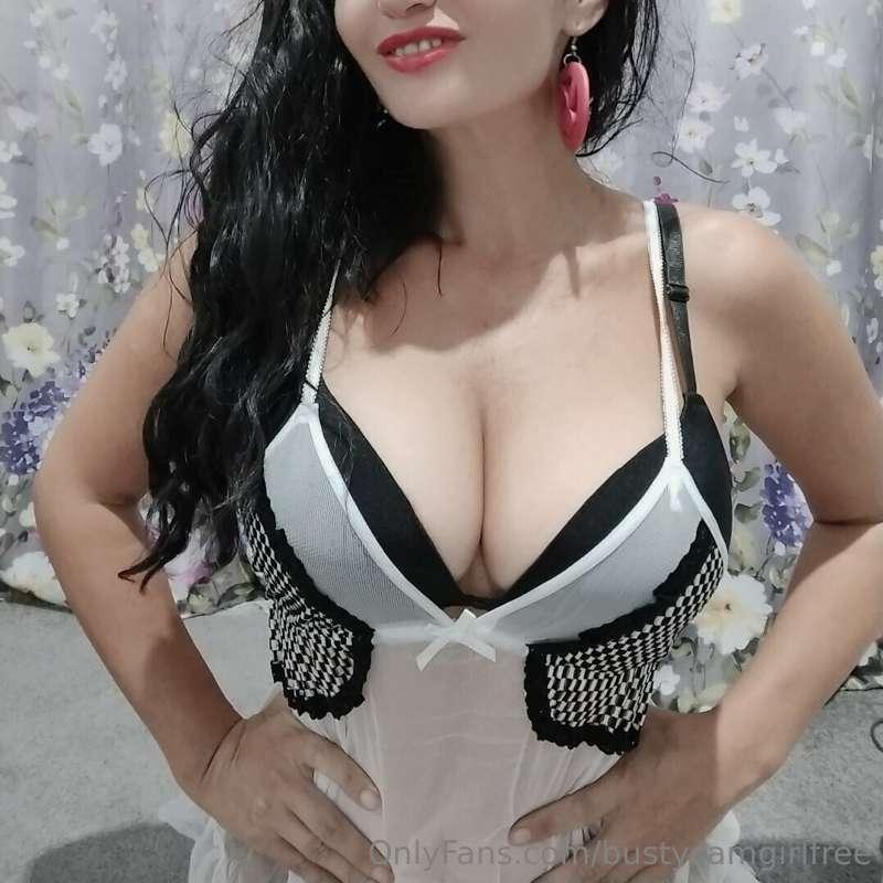 I just got this new outfit and filmed stripping and pleasing..