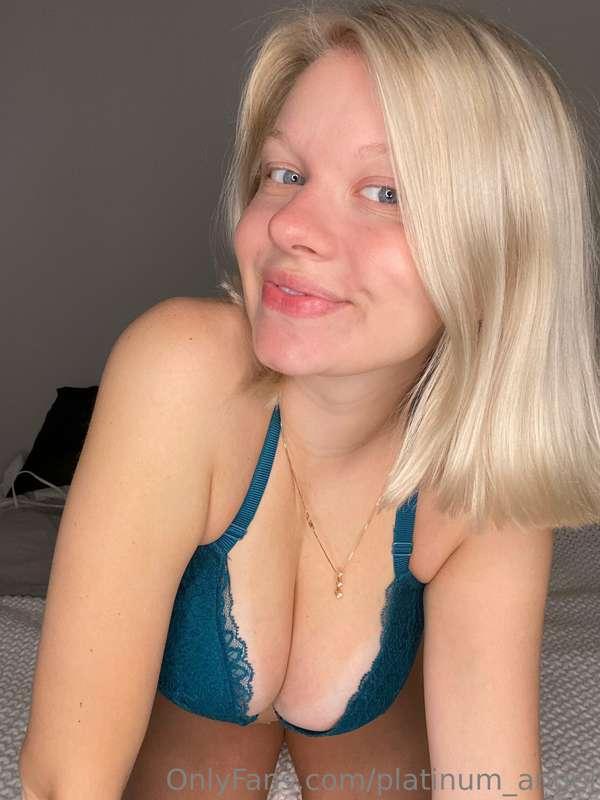 Who wants to gawk over my big tits with me? 🍋🍋