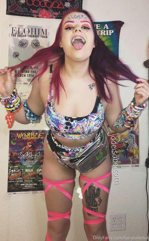 i just wanna be ur sexy lil rave bae 🥺 we can dance all nigh..