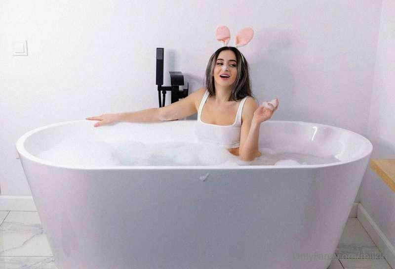 Little bunny 🐰🐰 taking a bath🛀 enjoying her carrot🥕 , hehe👅💦..