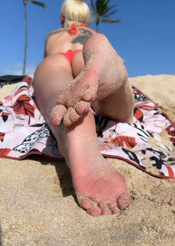 It’s my mother fucking birthday!!!!!! 🌺🌊🌴