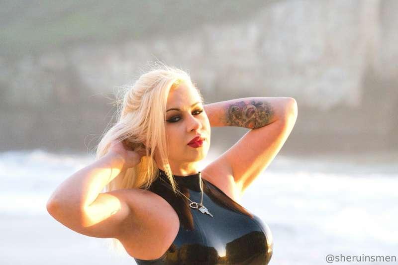 Look into my eyes... feel yourself falling...

💘