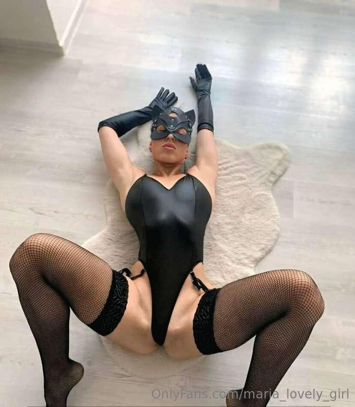 This hot MILF @stepmom_alexa is already very wet 💦 and waiti..