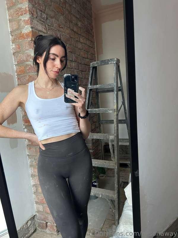 Hard nipples & leggings, name a better combo 🤌🏻