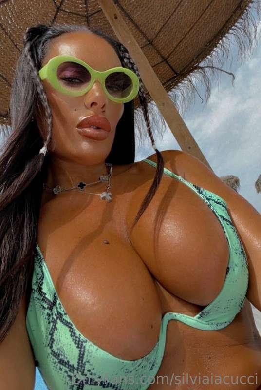 Calda sotto al Sole💦💦💦💦💦 ho voglia di spogliarmi …. Scrivimi..