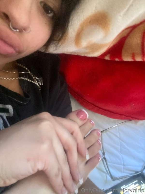 Resting who wanna suck my toes heheh