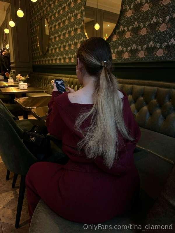 Yesterday I wore a burgundy dress to a restaurant. I can't s..