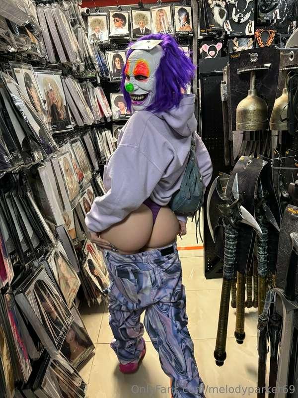 Fuck me from behind while I tryna scare you with this mask 😜