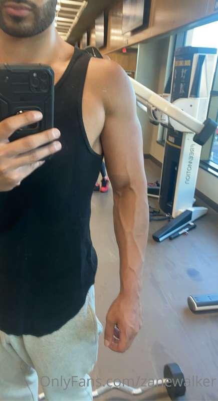 Let me strangle you with my strong veiny arms😈