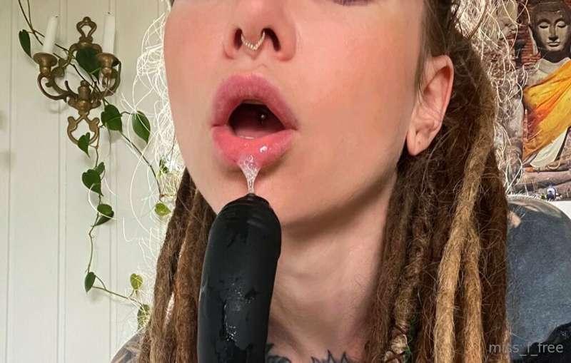 Watch me suck this black dildo like it was a dick 🥵💦 !!!!