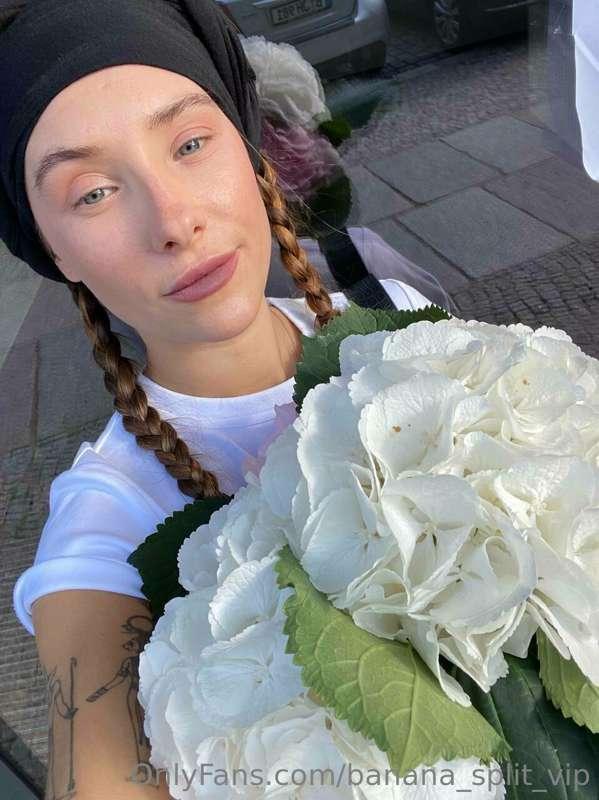 made myself a gift, heh. what do you think these flowers are..
