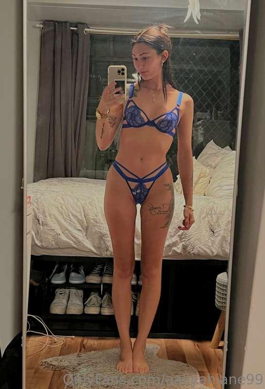 Sexy blue set, who wants to see more of me in this 😍