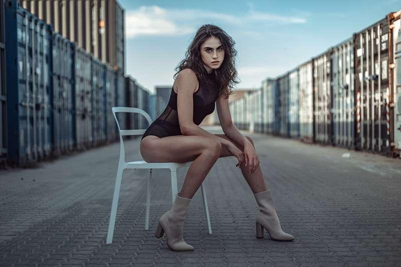 Julia Mamos - Containable :Photos