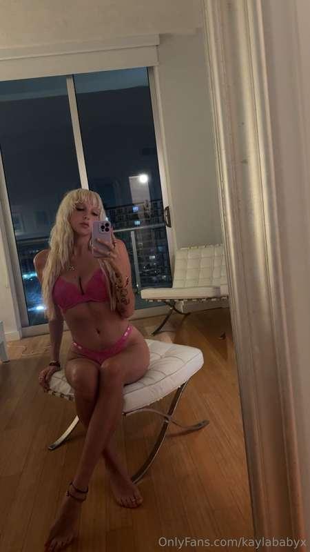 My cousin’s old babysitter @katywren just went viral on OF… ..