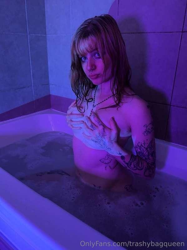 Bathed in purple light—my perfect escape💖🛁