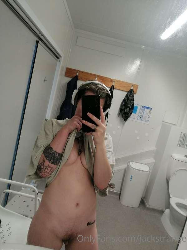 A cheeky freebie of my little cock 😜