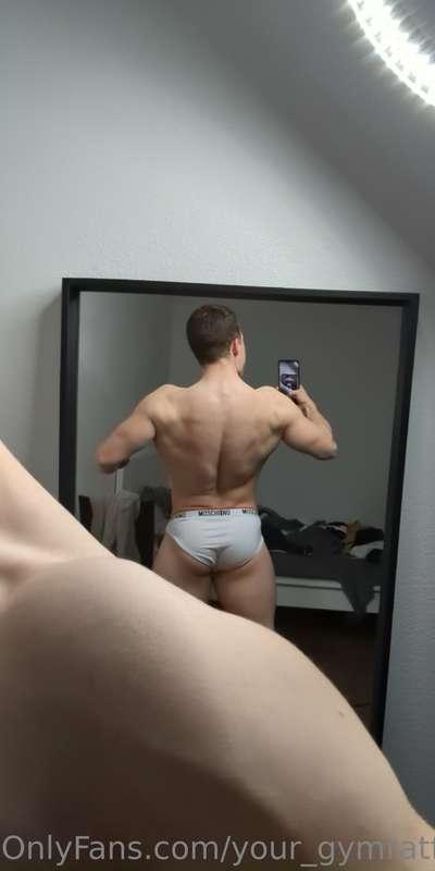 Some rare back pic 🦍