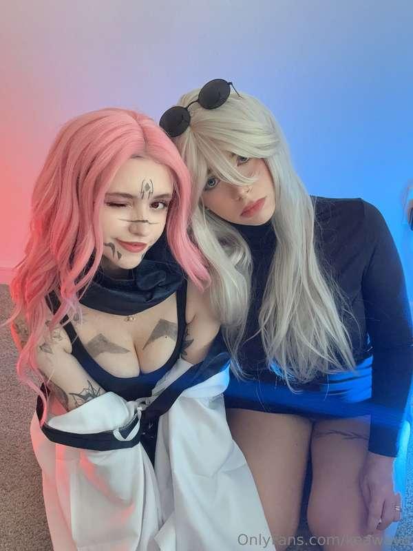 who has the stronger grip between both of us? >.< 