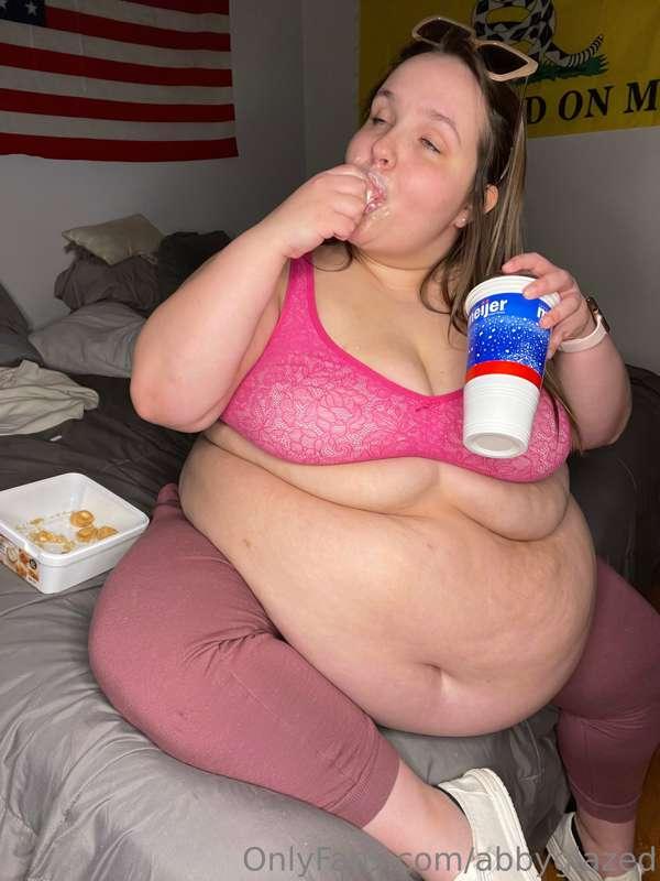 Big belly Gets fed again!!! 
Video is uploading!!! 
🐷🐷🐷🐷🐷🐷🐷