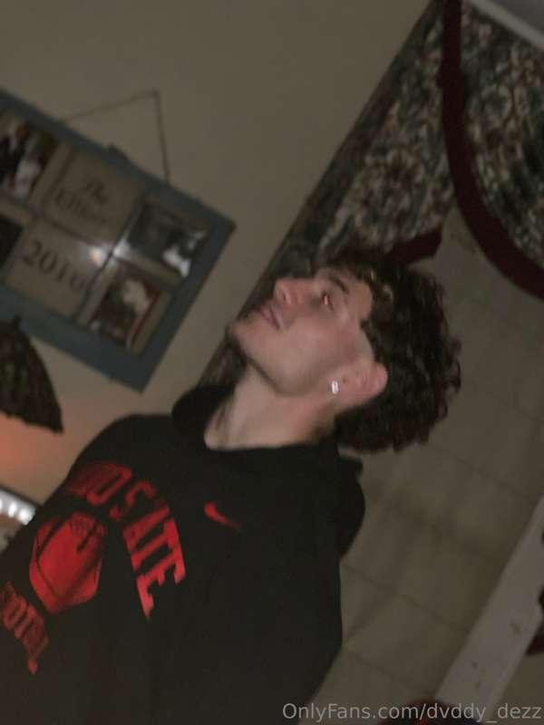 I’m feeling generous 😣 in my buddy’s living room 😳 ONLY 10.9..