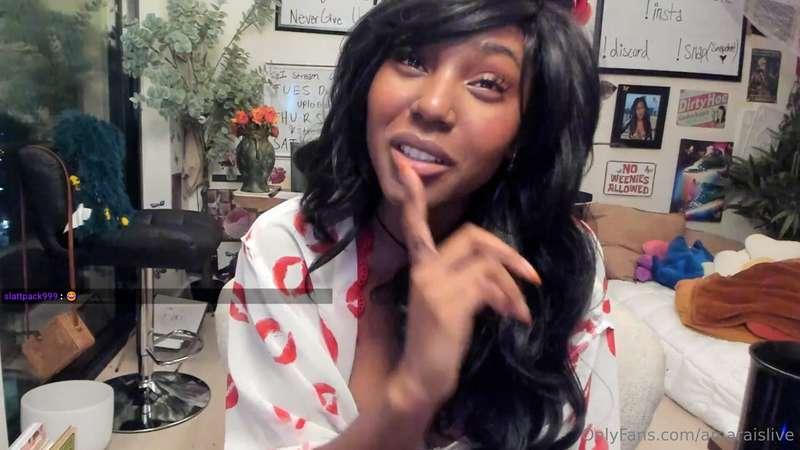 im just an *innocent girl..* trying to *avoid trouble..*

HE..