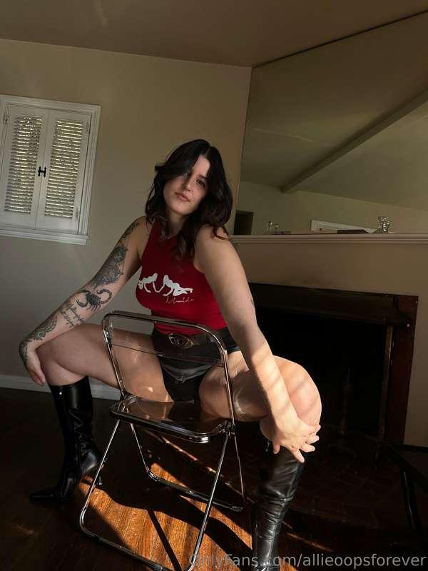 My 2nd favorite chair...I think you know what the 1st is 😈