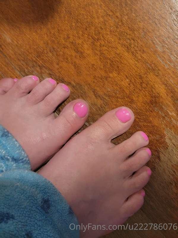 Freshly painted toe nails. 

#pedicure