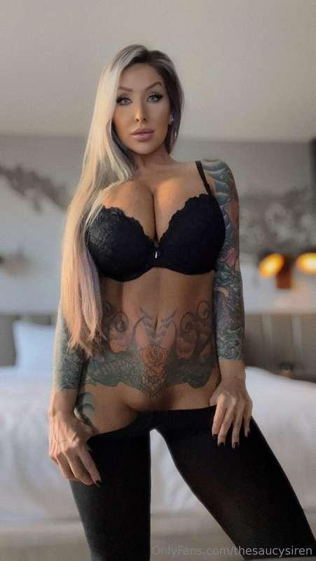 Let me distract you 😏🖤