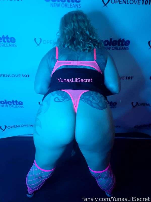 Had a great time ;) 


#party #lingerie #bootie #neon #ass #cleavage #tease teasing #tattoos #tatted #blacklight  #fyp 