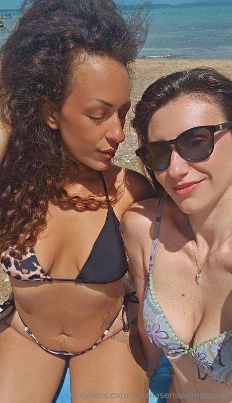 Beach day with my bestie @sheisvicky 🌞 