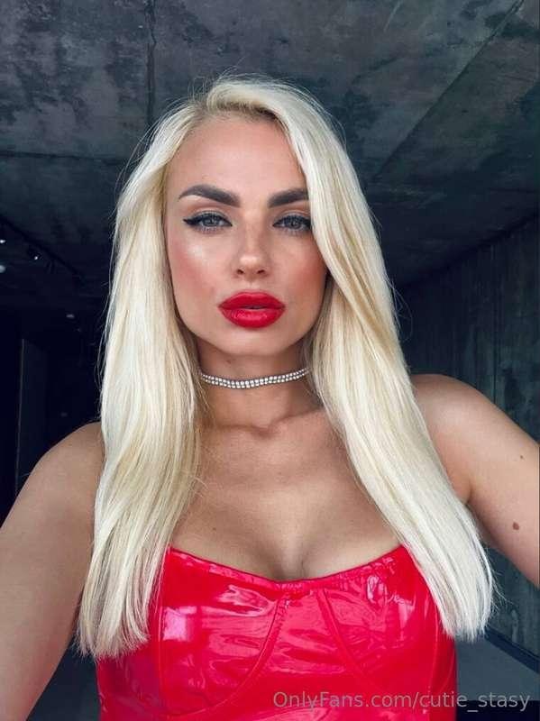 SEDUCTIVE ENIGMATIC BEAUTY🫦 @lola_sunn 
🍈 With natural breas..