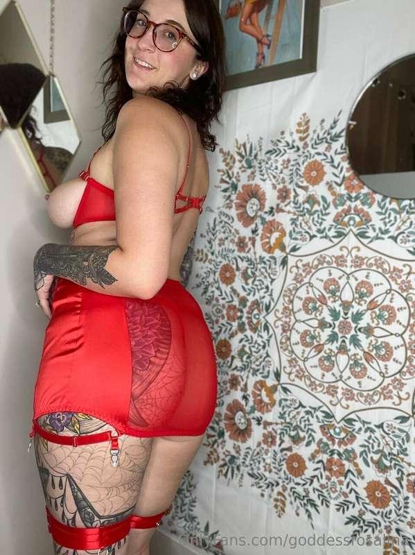 Let's get personal – join me @rosalinaryder for explicit con..