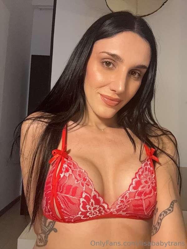 A little lace and a lot of mischief 🧣