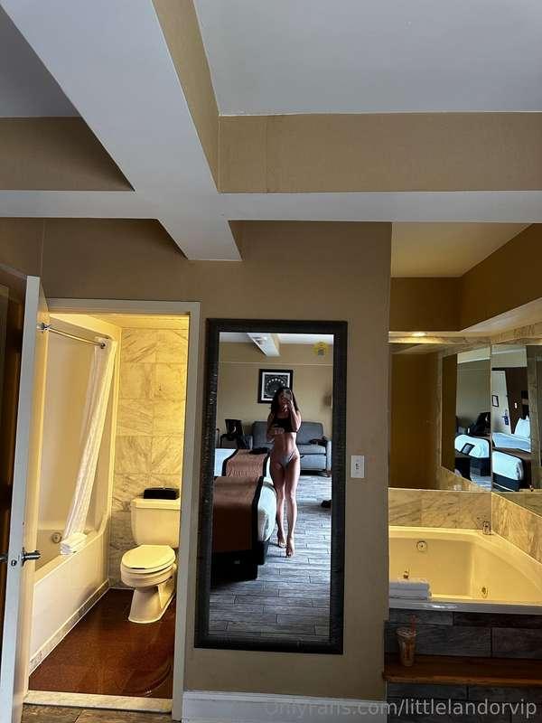 hotel room vibes hit differentttt