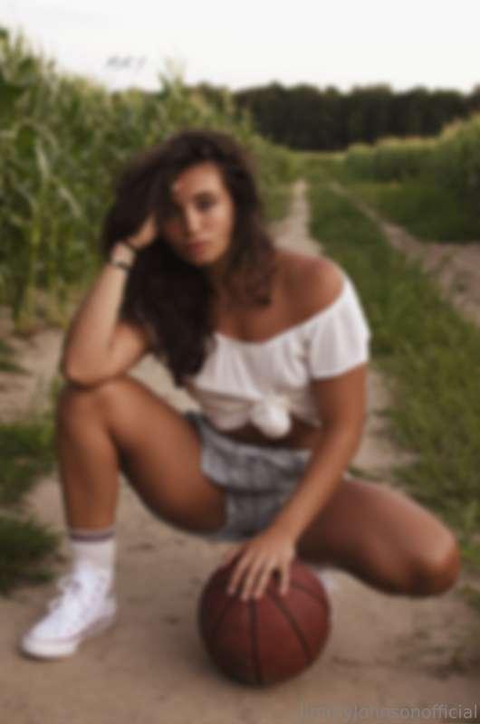 "🏀"

Photographe / @jimmyjohnsonofficial

Avec / @laurenwalk..