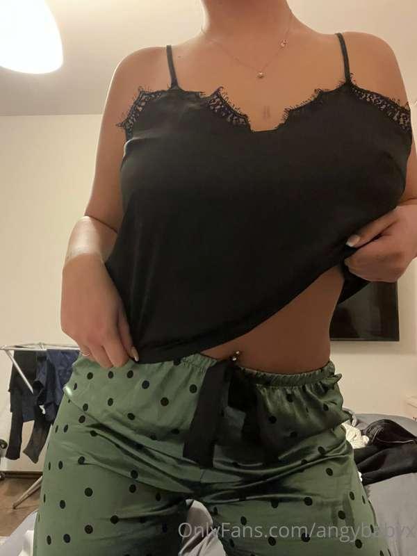 Ooooops a small sneak💦😈go unlock for another sneak🍑😉