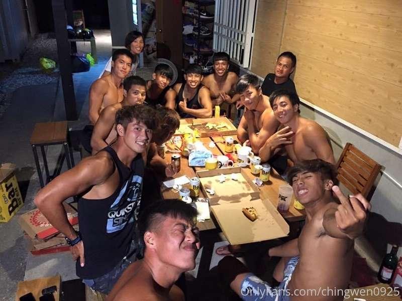 懷念一起練習、受訓的時光。 大家都是黑人嗎  哈哈哈哈。