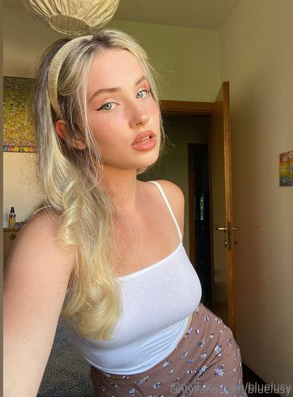 Hot blonde @carol_elena just turned 18 😏🥵🍌SHE IS CRAVING DEE..