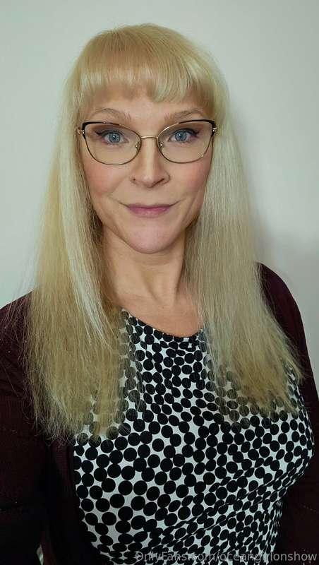 Hi gang! I'm enjoying chatting with you all, as always. A ph..