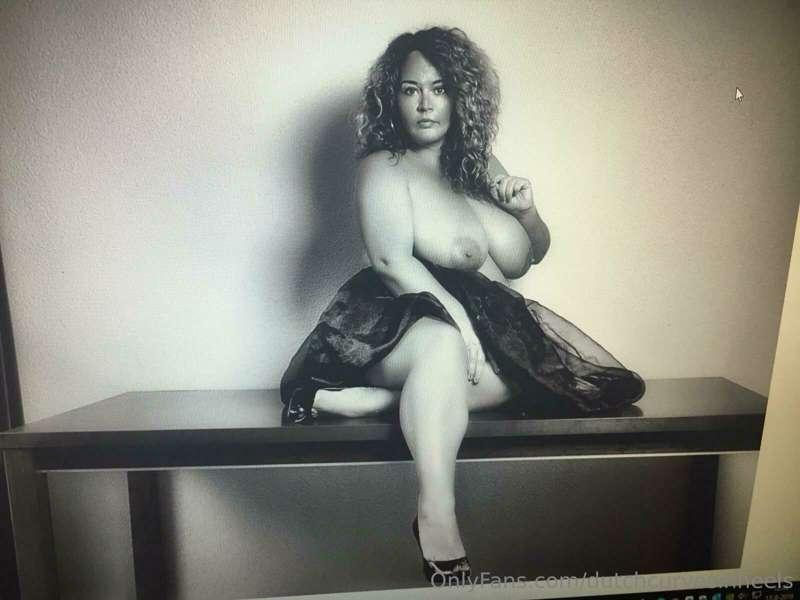 dutchcurvesinheels image #0