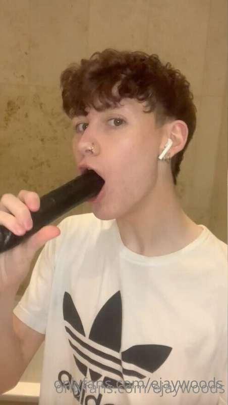 ✮ BIG DILDO, LITTLE BOY ✮   
watch me playing with a massive..