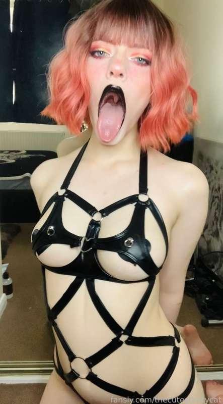 Fuck my mouth and use my tongue, if you dare bitch! 