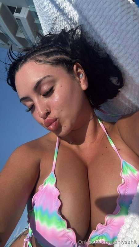 who’s gonna play with me and my big tits today?? 